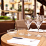 Une table de terrasse